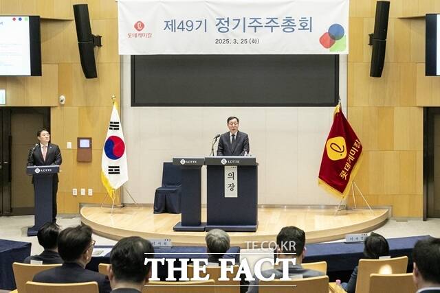 장기 불황에 신음하는 석유화학 업계가 보릿고개를 넘기 위해 지난해 임원 수를 줄이고 보수를 삭감한 것으로 나타났다. 이영준 롯데케미칼 대표가 25일 오전 서울 송파구 롯데울드타워에서 열린 제49기 정기 주주총회에서 인사말을 하고 있다. /롯데케미칼