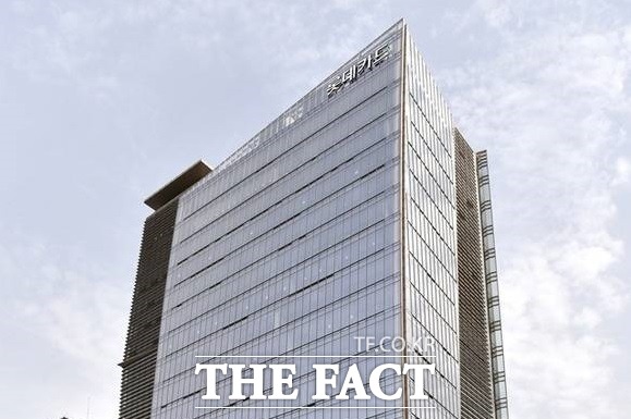 롯데카드가 지난해 1372억원의 당기순이익을 기록, 전년 동기 대비 62.6% 감소한 성적을 거두었다. /더팩트 DB