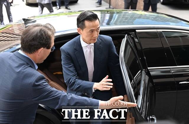 지난해 실적 부진을 겪은 한화솔루션의 ㈜한화 브랜드 사용료가 줄어든 것으로 나타났다. 김동관 한화그룹 부회장이 지난해 5월 28일 서울 중구 롯데호텔에서 열린 빈 자이드 알 나하얀 아랍에미리트 대통령과의 간담회에 참석하기 위해 차에서 내리고 있다. /더팩트 DB