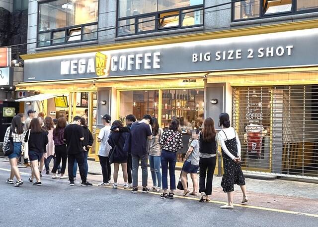 메가MGC커피가 이달 21일부터 아메리카노 등 일부 메뉴 판매 가격을 인상한다. 따뜻한 아메리카노 가격은 1500원에서 1700원으로 200원 인상한다. /메가MGC커피