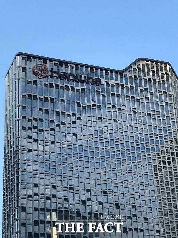 지난해 실적 부진을 겪은 한화솔루션의 ㈜한화 브랜드 사용료가 줄어든 것으로 나타났다. /더팩트 DB