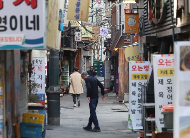 한전은 1일 경기 회복을 앞당기기 위해 상반기 6조7000억원(57%)을 투입할 계획이라고 밝혔다. 사진은 지난 2월 서울시내 한 음식점 골목. / 뉴시스