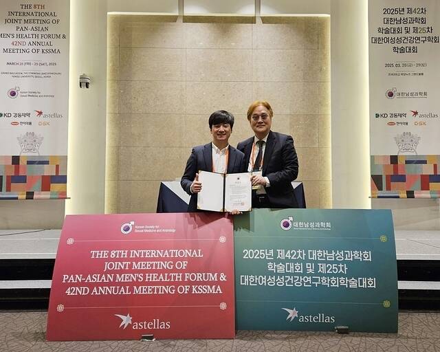 지난달 개최된 대한남성과확회 정기학술대회에서 해외학술상을 수상한 김세웅 서울성모병원 비뇨의학과 교수(왼쪽)와 신동호 교수가 기념 촬영하고 있다. /KGC인삼공사