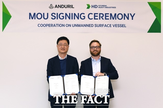 HD현대와 안두릴이 최근 서울 계동 현대빌딩에서 주원호 HD현대중공업 특수선사업대표(왼쪽)와 브라이언 쉼프 안두릴의 공동설립자 겸 최고경영자가 참석한 가운데 '무인수상정 개발 및 시장 진출을 위한 양해각서(MOU)'를 체결했다. /HD현대