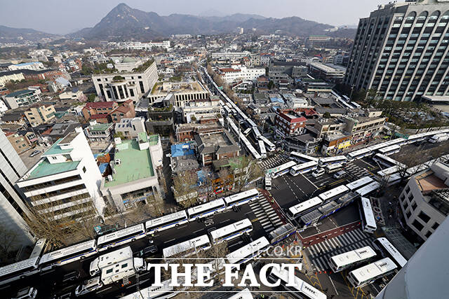 윤석열 대통령 탄핵심판 선고일인 4일 오전 서울 종로구 헌법재판소가 위치한 안국역 사거리 주변이 경찰 버스로 둘러싸여 있다. /사진공동취재단