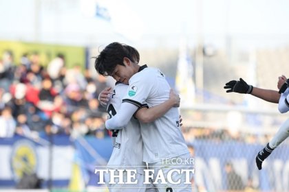 전경준 감독의 지도로 갈수록 단단해지고 있는 성남FC 선수들./K리그