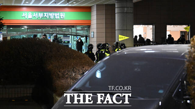 윤석열 전 대통령의 구속영장 발부와 관련해 서울 서부지법에서 나오는 고위공직자범죄수사처(공수처) 차량을 저지하고 법원 일대에서 난동을 피운 이들의 재판이 진행됐다. /이새롬 기자