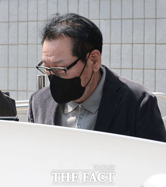 2018년 지방선거 당시 불법 정치자금을 수수한 혐의로 기소된 무속인 '건진법사' 전성배가 7일 서울 양천구 남부지방법원에서 열린 불법 정치자금 수수 의혹 관련 공판을 마치고 법원 청사를 나와 차량에 탑승하고 있다. /서예원 기자