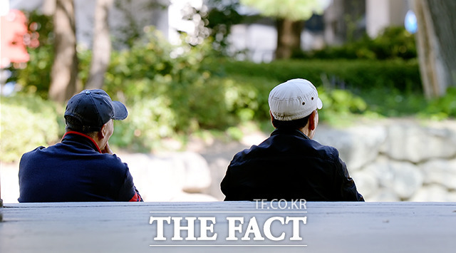 한국은행이 고령층 고용 확대 방안과 관련해 정년연장보다는 퇴직 후 재고용 제도가 더 효과적이라고 분석했다. /더팩트 DB