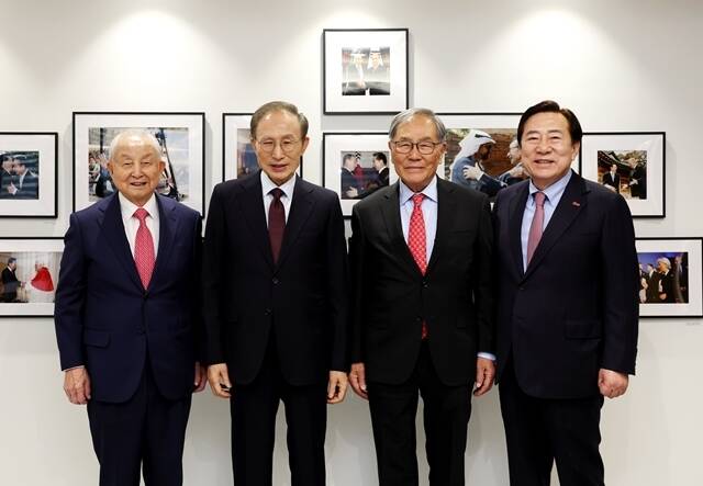 김장환 세계한인비즈니스대회 고문(왼쪽부터), 이명박 전 대통령, 박선근 세계한인비즈니스대회 명예대회장, 김기문 중기중앙회장이 기념 촬영하고 있다. /중소기업중앙회