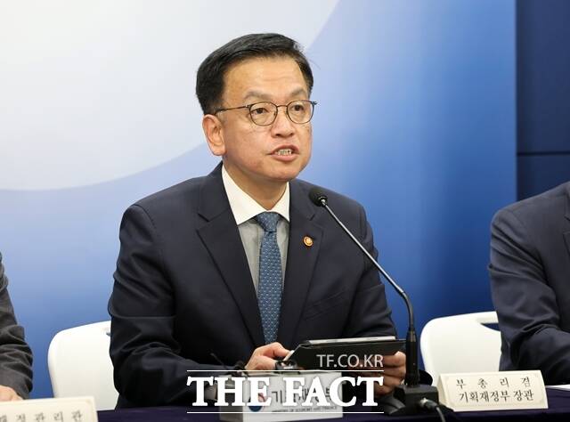 지난해 10월 최상목 제부총리 겸 기획재정부 장관이 정부서울청사에서 FTSE 러셀의 한국 세계국채지수(WGBI) 편입 결정을 발표하고 있다. /뉴시스