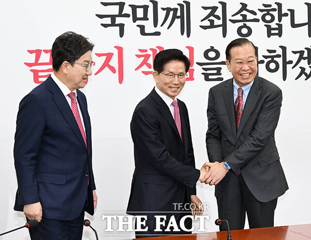권성동 원내대표(왼쪽)와 권영세 비대위원장 찾은 김문수 전 고용노동부 장관(가운데).