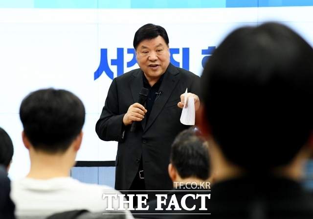 서정진 셀트리온 회장은 사재로 약 500억원 규모의 주식을 장내에서 취득할 예정이다. /더팩트 DB