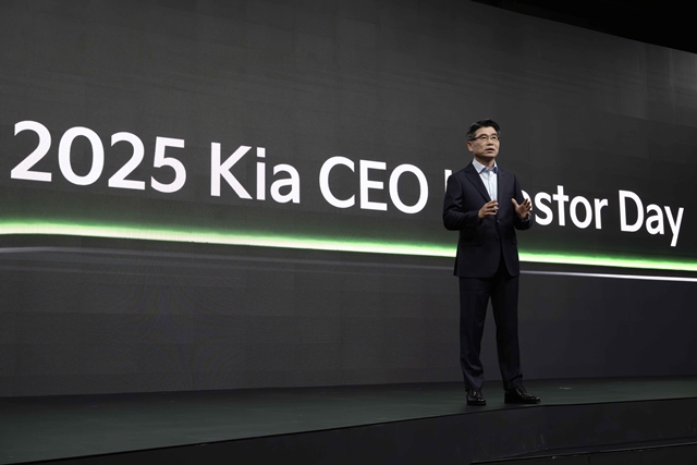 송호성 기아 사장이 9일 서울 중구 신라호텔에서 열린 '2025 기아 CEO 인베스터 데이'에서 중장기 사업 전략을 발표하고 있다. /기아