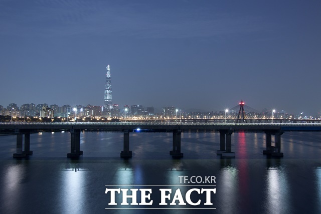 2024 서울서베이에 따르면, 10년 후에도 서울에 거주하고 싶다는 응답은 67.8%로 2년 연속 상승했다. 한강 동쪽 끝 광진교 여덟번째 교각 아래 전망대 '광진교8번가'. /서울시