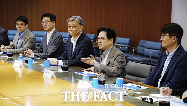 이재현 CJ그룹 회장(오른쪽에서 두 번째)이 일본 현지 관계자들과 간담회를 진행하고 있다. /CJ그룹