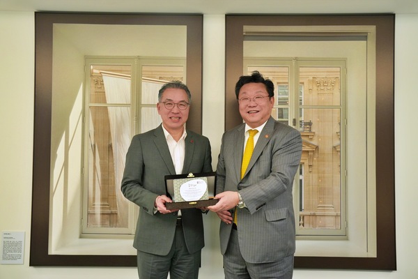 롯데백화점 정준호 대표가 서울 중구 소공동 롯데백화점 본사에서 저출생 반전에 기여한 공로로 주형환 저출산고령사회위원회 부위원장으로부터 감사패를 수여받는 모습 (왼쪽부터 롯데백화점 정준호 대표, 저출산고령사회위원회 주형환 부위원장). /롯데백화점