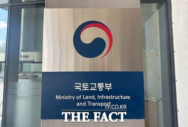 국토교통부가 볼보자동차코리아, 메르세데스벤츠코리아 등에서 수입·판매한 49개 차종 11만7925대에서 제작결함이 발견돼 리콜한다. /더팩트 DB