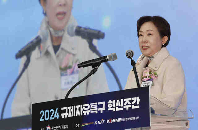한국산업기술진흥원은 지난 9일 오후 그랜드 하얏트 서울에서 대한무역투자진흥공사(KOTRA), 한국무역보험공사, 중견기업연합회와 ‘중견기업 글로벌 강화를 위한 업무협약’을 체결했다. 사진은 지난해 12월 17일 2024 규제자유특구 혁신주간 개막식에서 개회사를 하고 있는 민병주 KIAT 원장. / KIAT