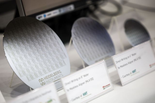 산업통상자원부는 10일 ‘2026년 산업기술 R&D 투자(안)’를 검토하고 투자 우선순위를 정하는 작업에 착수했다. 사진은 지난 2월 19일 서울 강남구 코엑스에서 열린 세미콘 코리아 2025에 전시된 반도체 웨이퍼. / 뉴시스