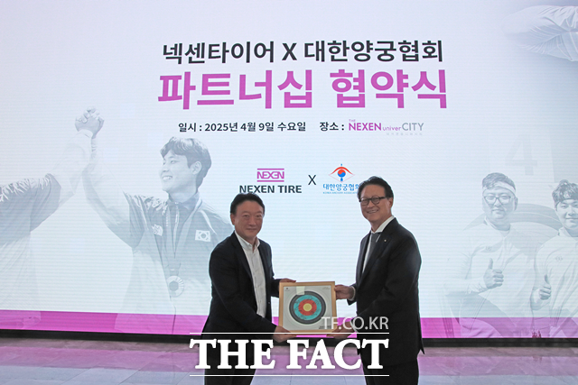 김현석 넥센타이어 사장(왼쪽)과 한규형 대한양궁협회 부회장이 9일 대한양궁협회 공식 파트너십 협약 체결 후 기념 촬영을 하고 있다. /넥센타이어