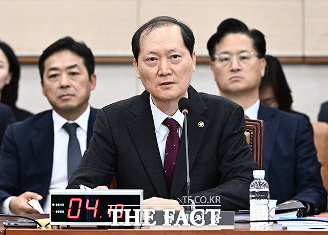 12·3 비상계엄 해제 후 서울 종로구 삼청동 대통령 안전가옥(안가)에서 윤석열 전 대통령과 회동한 이완규 법제처장이 헌법재판관 후보자로 지명되면서 경찰 수사에도 관심이 모아진다. 이 처장이 경찰에서 진술을 거부한 데다 안가 압수수색도 무산되면서 난항을 겪고 있다. 사진은 이 처장이 지난해 10월14일 오전 서울 여의도 국회에서 열린 법제사법위원회의 법제처에 대한 국정감사에 참석해 질의에 답변하고 있는 모습. /박헌우 기자