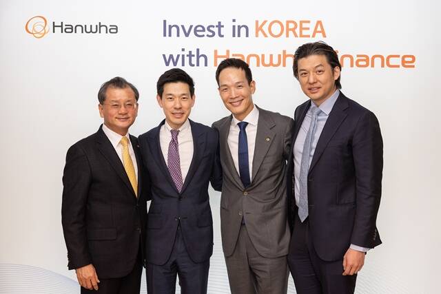 지난 1월 22일(현지시간) 스위스에서 열린 세계경제포럼에서 한화생명과 셀라돈 파트너스가 아시아 시장 진출 확대를 위한 MOU를 체결했다. 한화생명 여승주 대표이사 부회장(왼쪽 첫번째), 한화생명 김동원 CGO 사장(오른쪽 두번째)과 셀라돈 파트너스 도날드 탱 대표이사(오른쪽 첫번째), 애셔 슈 전무(왼쪽 두번째)가 스위스 다보스 한화 오피스에서 기념촬영을 하고 있다. /한화생명