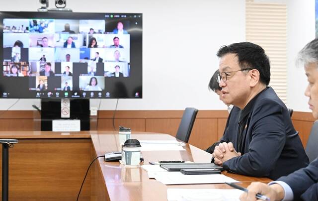 최상목 부총리 겸 기획재정부 장관이 10일 서울 종로구 정부서울청사에서 재정경제금융관 회의를 화상으로 주재하고 있다. /기획재정부
