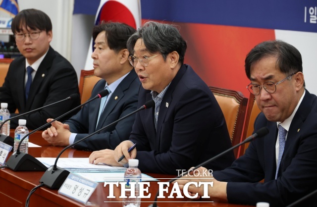 더불어민주당 대선특별당규준비위원회가 12일 제21대 대통령 선거 후보를 당원 투표 50%와 국민여론조사 50%를 반영하는 '국민참여경선' 방식으로 선출하기로 결론 내렸다. /뉴시스