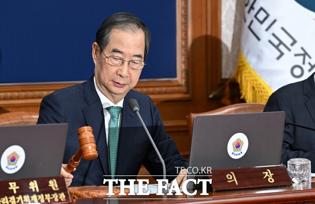 한덕수 대통령 권한대행 국무총리는 14일 미국발(發) 글로벌 통상 전쟁에 대한 총력 대응을 당부하면서 
