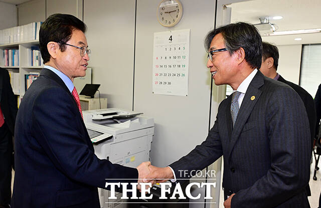 김기정 한국인터넷신문협회장(오른쪽)이 15일 오전 서울 중구 프레스센터 한국인터넷신문협회에서 대선출마를 선언한 이철우 경북도지사와의 간담회를 앞두고 인사를 하고 있다. /임영무 기자