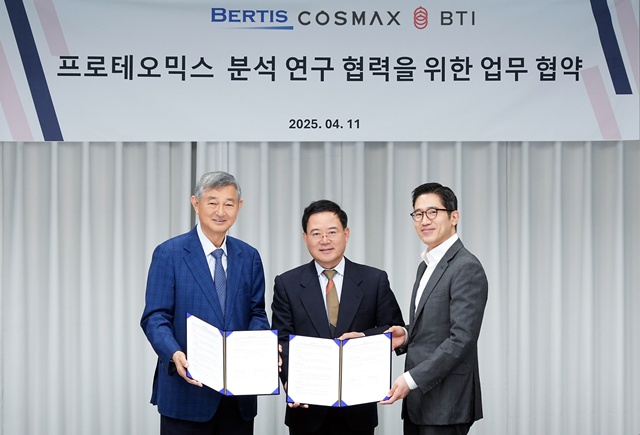 코스맥스가 피부 단백체 맞춤형 화장품 개발에 나선다. 지난 11일 경기도 성남시 코스맥스 사옥에서 열린 업무 협약식에서 이경수 코스맥스그룹 회장, 노동영 베르티스 공동 대표, 한승만 베르티스 공동 대표(왼쪽부터)가 기념촬영을 하고 있다. /코스맥스