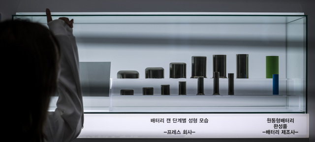 이호현 산업통상자원부 에너지정책실장은 15일 ‘ESS 업계간담회’를 개최하고 트럼프 정부의 통상정책에 따른 시장 리스크를 점검했다. 지난달 5일 서울 강남구 코엑스에서 열린 인터배터리 2025에 전시된 포스코사의 배터리. / 뉴시스