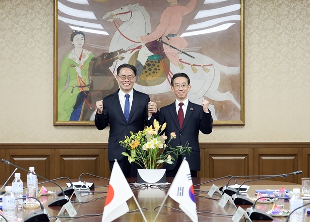 강민수 국세청장(왼쪽)과 오쿠 다쓰오 일본 국세청장이 15일 일본 도교에서 일본 국세청 한·일 국세청장 회의에서 기념촬영을 하고 있다. /국세청
