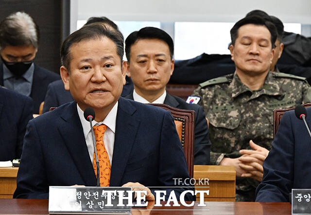 12·3 비상계엄 사태 당시 언론사 단전·단수 지시 의혹을 받는 이상민 전 행정안전부 장관이 18시간 경찰 조사를 받고 귀가했다. 사진은 이 전 행정안전부 장관이 지난 2월4일 오전 서울 여의도 국회에서 열린 '윤석열 정부의 비상계엄 선포를 통한 내란 혐의 진상규명 국정조사 특별위원회' 전체회의에 참석해 질의에 답변을 하고 있는 모습./배정한 기자