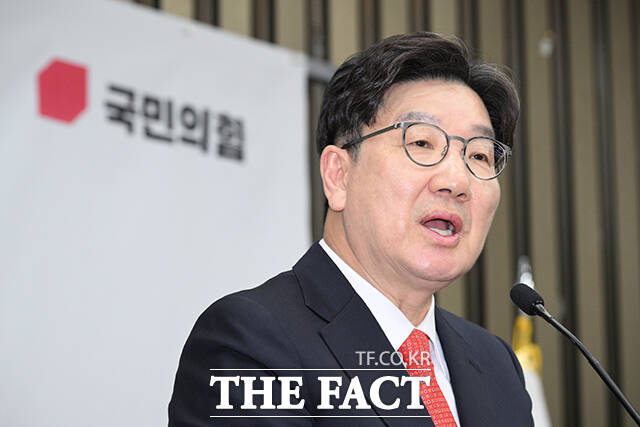 권성동 국민의힘 원내대표가 22일 국회에서 열린 원내대책회의에서 '주가지수 5000시대'를 열겠다고 공약한 이재명 민주당 경선 후보를 겨냥해 '개미핥기'라고 주장했다. /박헌우 기자