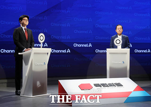 국민의힘 대선 2차 경선 진출자인 한동훈(왼쪽), 홍준표 후보가 25일 오후 서울 종로구 동아미디어센터 채널A 오픈스튜디오에서 열린 '국민의힘 2차 경선 맞수 토론회'에 참석해 방송 시작을 기다리고 있다. /국회사진취재단