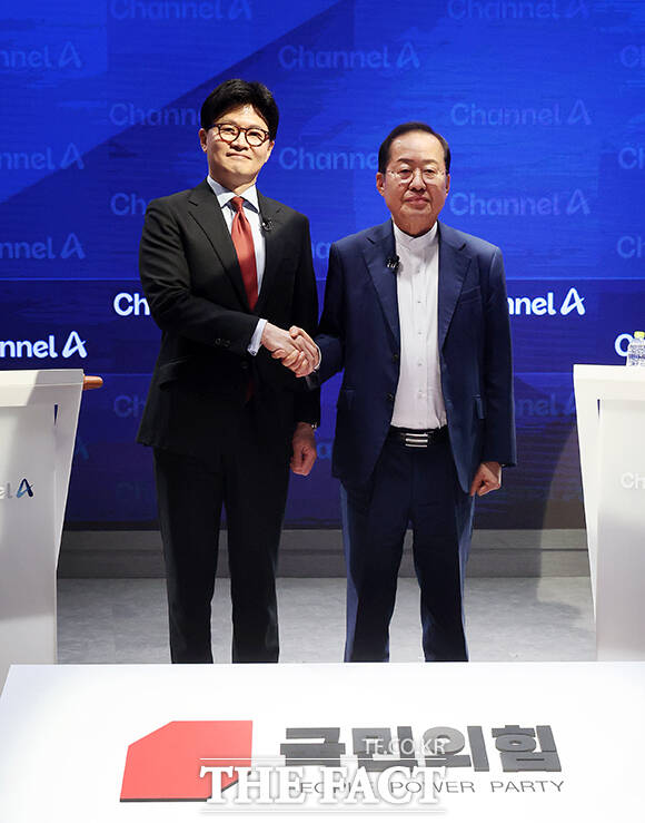 토론회 시작 전 악수하는 한동훈 후보(왼쪽)와 홍준표 후보.
