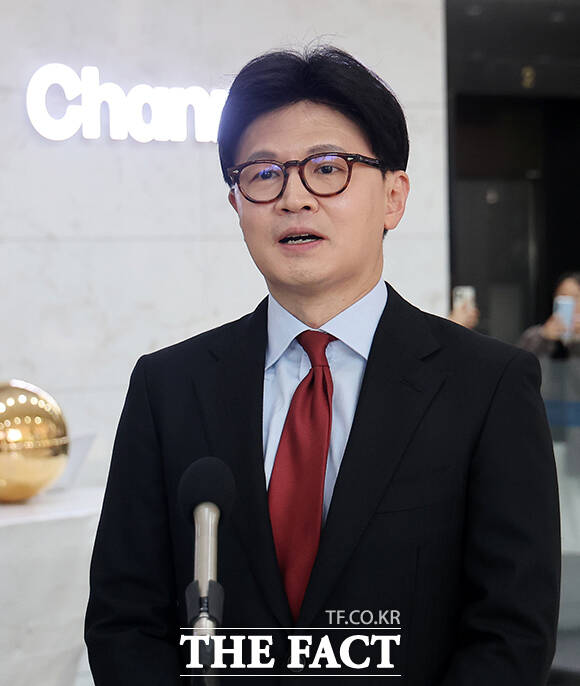 맞수 토론회에 참석하며 발언하는 한동훈 후보.