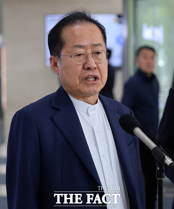 맞수 토론회에 참석하며 발언하는 홍준표 후보.
