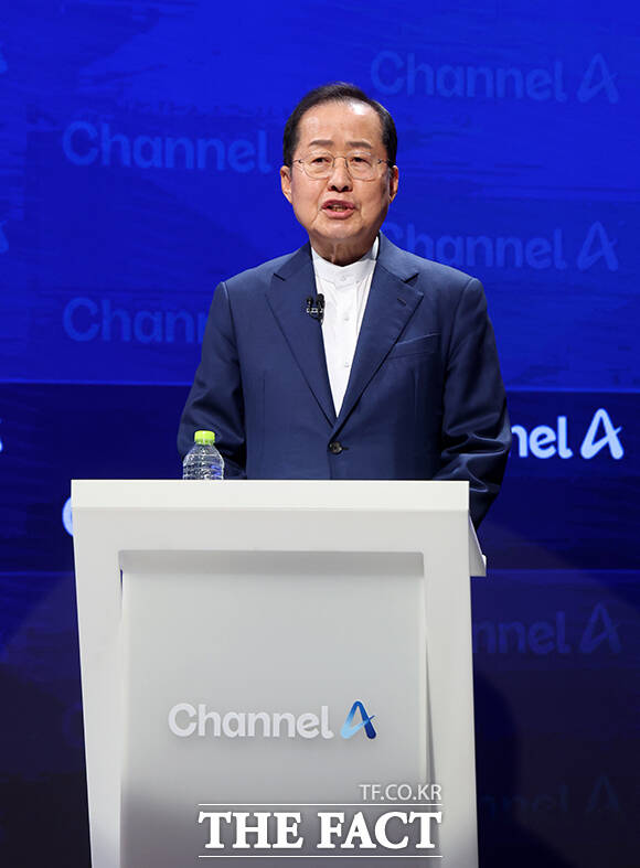 맞수 토론 시작 전 인사말 하는 홍준표 후보.