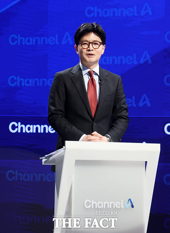 맞수 토론 시작 전 인사말 하는 한동훈 후보.