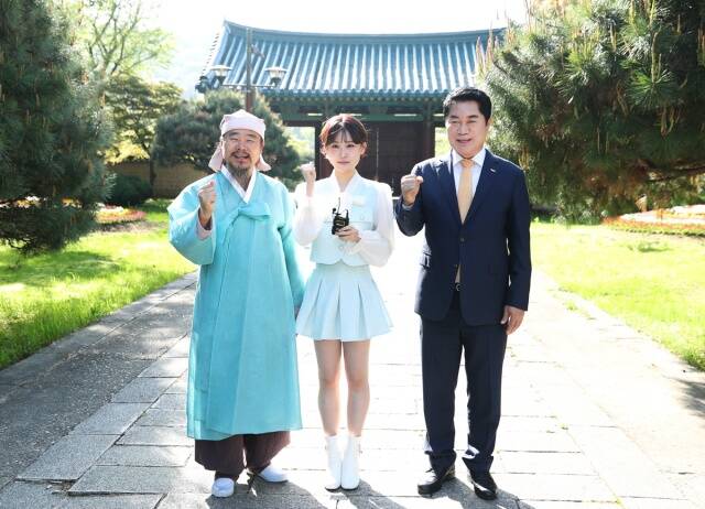 관악구 홍보대사로 위촉된 훈장 김봉곤, 가수 김다현 부녀와 박준희 관악구청장(오른쪽 첫번째) /관악구