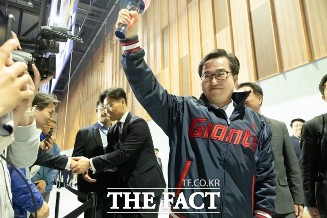 김 후보는 20일 열린 영남권 합동연설회에선 롯데 자이언츠 유니폼에 NC다이노스 버튼을 단 채로 입장했다. 이날 입장곡은 삼성라이온즈 오승환 선수의 테마곡인 'Lazenca, Save Us'였다. /김동연 캠프 제공