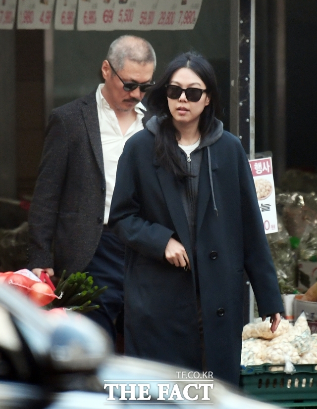 홍 감독은 국내보다 해외에서 주목받는 중인공이다. 해외에서는 작품성이 기준이고, 개인 사생활문제를 도덕적 기준이나 불륜 잣대로 재단하지는 않는다는 점에서 평가 받고 있는 셈이다. 사진은 홍상수와 김민희가 마트 나들이를 하며 보여준 다정한 모습. /더팩트 이새롬 기자