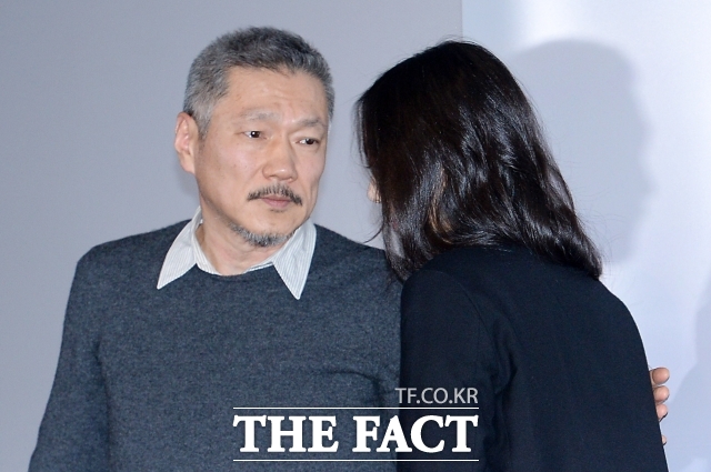 홍상수 감독이 올해 칸 영화제 심사위원으로 선정됐다. 한국인 감독 또는 배우가 칸 심사위원을 맡은 것은 이번이 6번째다. 사진은 홍상수 감독(왼쪽)과 배우 김민희가 지난 2017년 '밤의 해변' 언론시사회회에 참석했을 당시 모습이다. /더팩트 DB