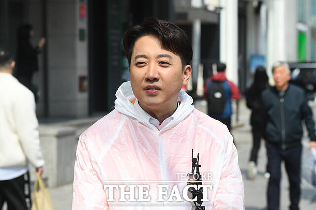 이준석 개혁신당 대선 후보는 단일화를 둘러싼 국민의힘 내 갈등이 심화될 경우 '도장런' 사태까지 벌어질 수 있다고 경고했다. /장윤석 기자