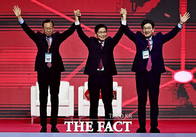 권영세 국민의힘 비상대책위원장은 8일 당 주도의 '단일화 로드맵'을 예정대로 추진하겠다고 밝혔다. 권영세 비대위원장(왼쪽), 권성동 원내대표와 함께 인사하는 김문수 대선 후보(가운데)./배정한 기자