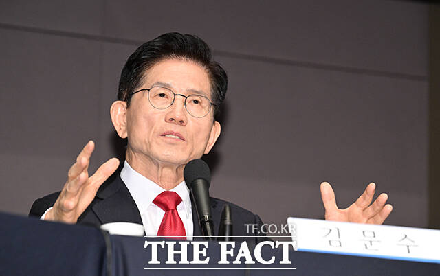 김문수 국민의힘 대선후보가 8일 오전 서울 중구 한국프레스센터에서 열린 '관훈클럽 초청 토론회'에 참석해 토론자의 질문에 답하고 있다. /박헌우 기자