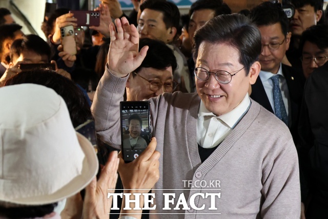 이재명 더불어민주당 대선 후보는 공직선거법 사건의 유죄취지 파기환송 판결과 관련해 조희대 대법원장을 향한 책임론이 불거진 데 대해 